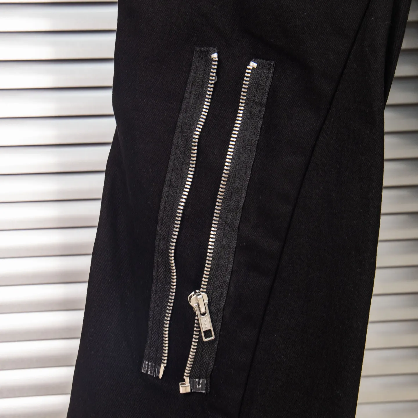 P260 Chrome Hearts co-branded Carhartt zipper leather jeans, priced at 16W+, patchwork cross pattern embellishment, high-waisted washed jeans! ! Absolutely high-end luxury products, 8W+ level god-level single products, super popular products, made with top heavy industry, a magic weapon that cannot be missed. About Kroxin This is an extremely luxurious fashion brand, which can also be called the nobles of the high street. It has always been an exclusive brand for some hipsters or the rich second generation. Compared with ordinary high streets, it is more luxurious and noble. Compared with luxury brands, it has a more fashionable personality and has always been a brand that I have a special liking for. Style number: 1772# Size: 28 30 32 34 36
